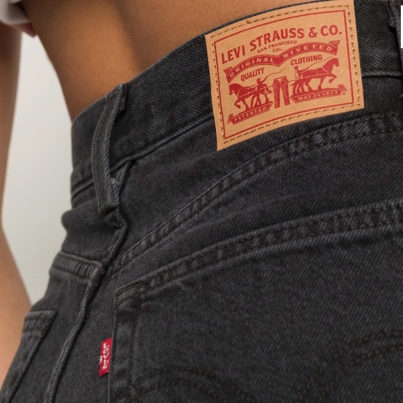 SALE! 🖤NWT: LEVI’S✨ Women’s High Waisted Mom Shorts - Size 27 - Picture 4 of 15